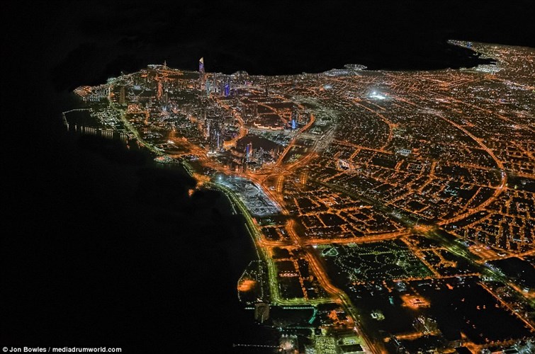 Ánh sáng sắc cam bao phủ một thành phố hiện đại ở Kuwait. (Nguồn: Daily Mail)